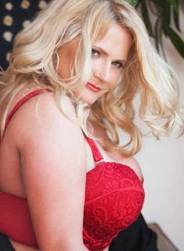 Manhattan Escort Emma  Alexandra Adult Entertainer in United States, Female Adult Service Provider, Escort and Companion.